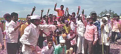 पेठ : विजयानंतर जल्लोष करताना आडगाव (भु) येथील कार्येकर्ते.
