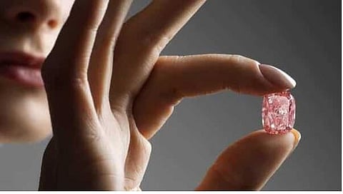 दुर्मिळ गुलाबी हिऱ्याची तब्बल ४०० कोटींना विक्री