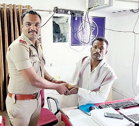 मंचर : अवैध दारू विक्री बंदचा निर्णय घेतल्याने पोलिसांकडून सत्कार