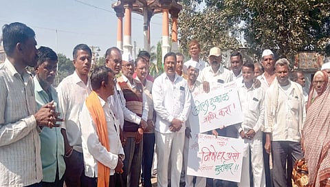 देवळा : आ. रवि राणा यांच्या विरोधात निषेध आंदोलन करताना प्रहारचे कृष्णा जाधव, संजय दहिवडकर, कुबेर जाधव आदी. (छाया : सोमनाथ जगताप)