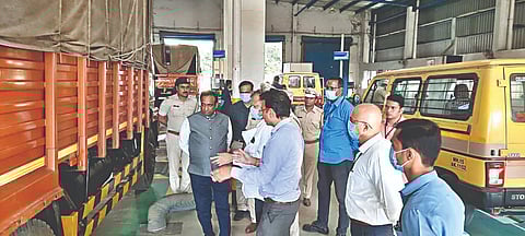 पंचवटी : नाशिक प्रादेशिक परिवहन कार्यालयात स्वयंचलित चाचणी केंद्राची पाहणी करताना परिवहन आयुक्त विवेक भीमनवार, केंद्राचे अधिकारी व कर्मचारी.(छाया : गणेश बोडके)