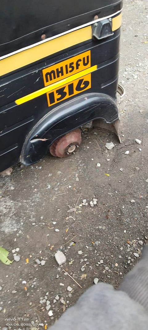सातपूर : पवार संकुलामध्ये चोरट्याने टायर लंपास केलेल्या रिक्षा. (छाया : सागर आनप).