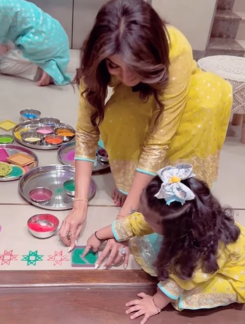 शिल्पाची लेकीसोबत रांगोळी; संस्कृती शिकवत आहात याचा अभिमान…