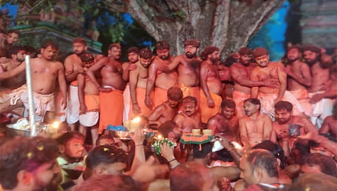 तुळजापूर : तेजस्वी कुंकवाची उधळण करत तुळजाभवानीचे सीमोल्लंघन साजरे