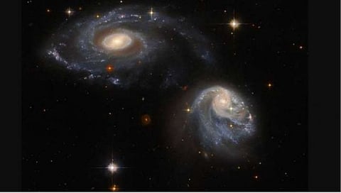 Galaxy pair : NASA च्या हबलने टिपली परस्परसंवादी आकाशगंगांची छबी