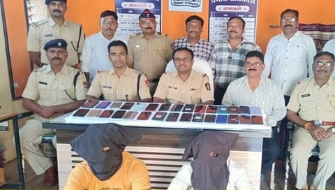 जळगाव : रेल्वेत प्रवाशांचे मोबाईल चोरायचे, लोहमार्ग पोलिसांनी आवळल्या मुसक्या