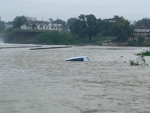 बारामती तालुक्यात पावसाचा कहर ! कार्हाटीत मोटार गेली वाहून