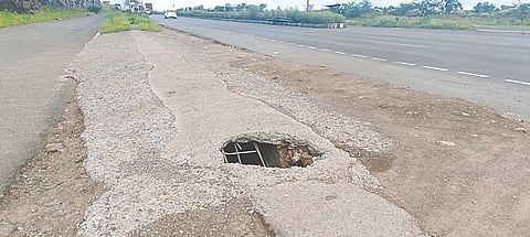 बोटा : पुणे-नाशिक मार्गावरील गटारीचे स्लॅब कोसळले