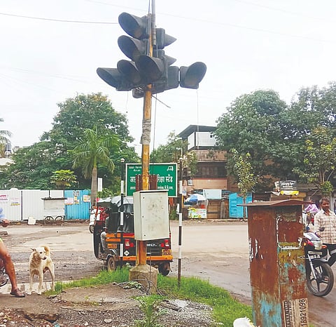 दापोडीत बंद सिग्नलचा वाहतुकीला अडथळा
