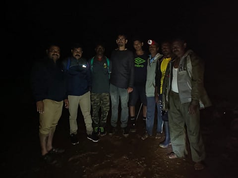 काळोखात खोल दरीत अडकलेले ते दोघे….. आणि पोलिसांच्या मदतीने रंगला सुटकेचा थरार , वाचा सविस्तर