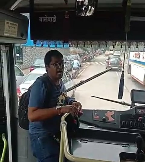 पीएमपीची बस थांबली नाही; म्हणून प्रवाशाने केला आरडाओरडा, व्हिडियो होतो आहे व्हायरल