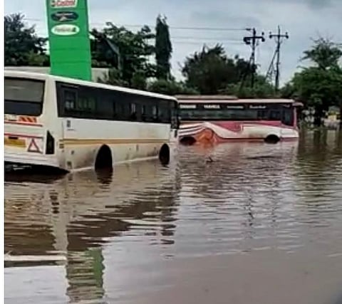 महत्वाची बातमी: ढगफुटी सदृश्य पावसामुळे पुणे-नाशिक महामार्ग ठप्प,
