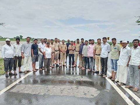 माळेगाव: पुराच्या पाण्यात वाहून जाणाऱ्या दुचाकीस्वाराला वाचविले