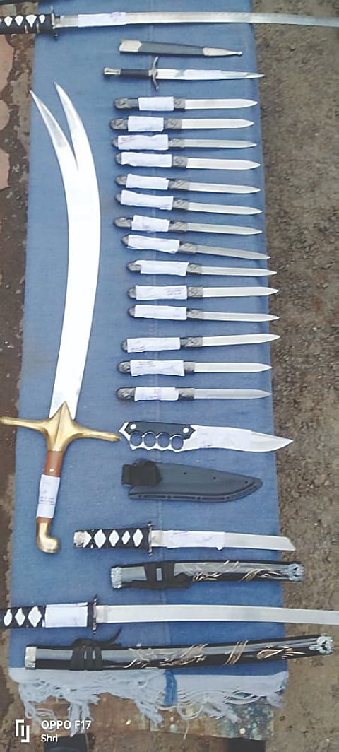 नगर : गिफ्ट आर्टिकलच्या दुकानातून शस्त्रसाठा जप्त !