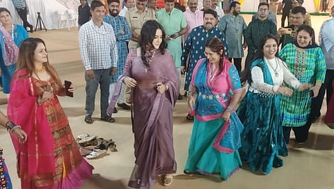 Amruta Fadanvis : अमृता फडणवीस यांनी गरब्याच्या तालावर धरला ठेका