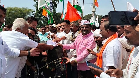 बीड : शेतकऱ्यांच्या नुकसान भरपाईसाठी मविआसह स्वाभिमानीचे रास्ता रोको आंदोलन