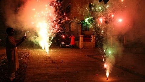 Bursting Crackers Ban In Delhi : दिल्लीकरांना फटाके फोडणे पडणार महागात