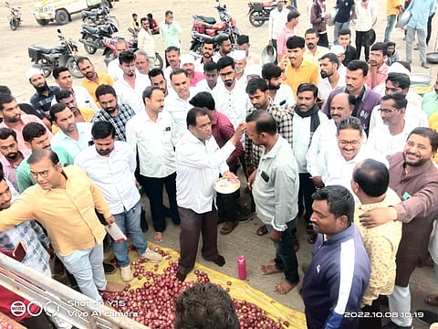 चांदवड: येथील बाजार समितीत खडकी येथील शेतकऱ्याने नवीन लाल कांदा विक्रीस आणल्यानंतर त्यांचे औक्षण करताना कांदा व्यापारी प्रवीण हेडा, सचिव गोरक्षनाथ गांगुर्डे, पारस डुंगरवाल आदीसह शेतकरी, व्यापारीवर्ग. (छाया – सुनिल थोरे).