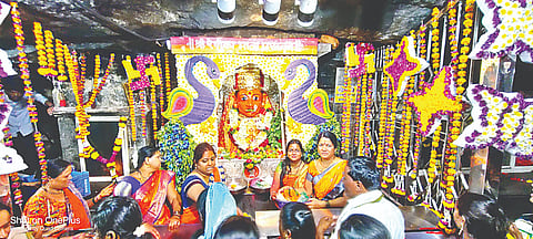 चांदवड : नवरात्रोत्सवाच्या सातव्या माळेला फूलविक्रेते बाळासाहेब होनराव (फूलवाले) यांनी फुलांद्वारे रेणुकामातेचा गाभारा सजविल्याने मातेचे विलोभनीय दिसणारे रूप. तर दुसर्या छायाचित्रात मुंबई-आग्रा महामार्गावर झालेली वाहतूक कोंडी. (छायाचित्र : सुनील थोरे)