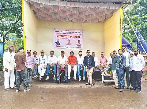 सिडको : नवीन पोलिस ठाणेनिर्मितीसाठी चुंचाळे कारगिल चौकात साखळी उपोषण करताना साहेबराव दातीर, राकेश दोंदे, रामदास दातीर, ज्योती कवर, विष्णू फडोळ आदी.(छाया : राजेंद्र शेळके)