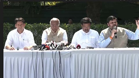 काँग्रेसच्या ३ राष्ट्रीय प्रवक्त्यांचा राजीनामा