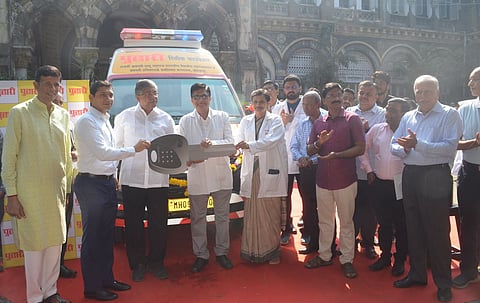 कोल्हापूर: ‘पुढारी’ रिलीफ फौंडेशनच्यावतीने सीपीआरला ‘ ॲडव्हान्स लाईफ सपोर्ट’ रुग्णवाहिका प्रदान करण्यात आली. यावेळी उच्च व तंत्र शिक्षण मंत्री चंद्रकांत पाटील व दैनिक पुढारीचे चेअरमन व समूह संपादक डॉ. योगेश जाधव यांच्या हस्ते बुधवारी प्रदान करण्यात आली. अधिष्ठाता डॉ. प्रदीप दीक्षित, जिल्हा शल्यचिकित्सक डॉ. सुप्रिया देशमुख, उद्योजक तेज घाटगे, डॉ. महेंद्रकुमार बनसोडे, डॉ. गिरीश कांबळे, डॉ. अपराजित वालावलकर, डॉ. सुदेश गंधम, दैनिक पुढारीचे समूह सरव्यवस्थापक अनिल पाटील, सरव्यवस्थापक राजेंद्र मांडवकर, बंटी सांवत आदी. (छाया: पप्पू अत्तार)