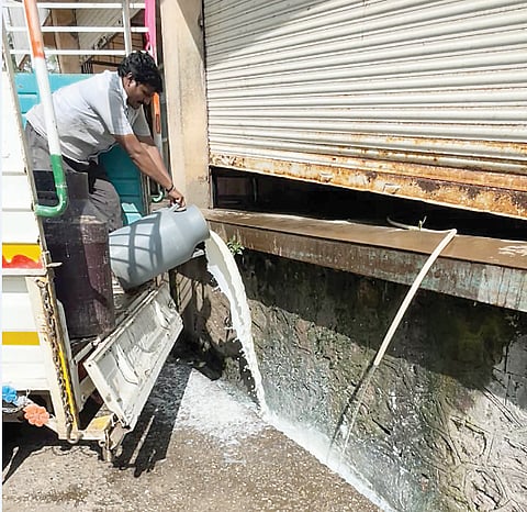 950 लिटर भेसळयुक्त दूध नष्ट पाथर्डी शहरामध्ये अन्न व औषध प्रशासनाची कारवाई