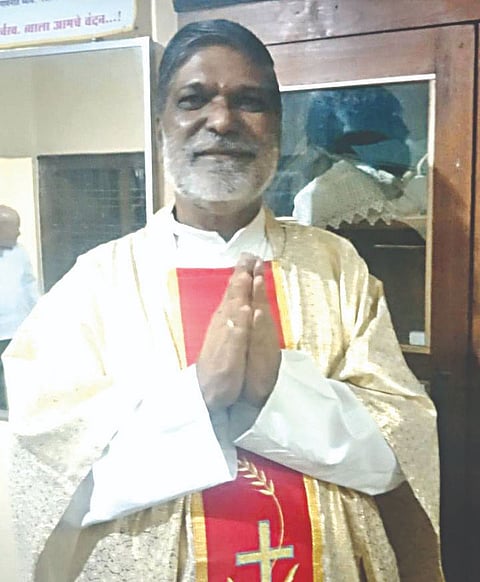 ज्येष्ठ धर्मगुरू फादर सुरेश साठे www.pudhari.news