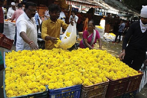 पुणे : फूल व्यापार्यांची झाली ‘दिवाळी’; सव्वाचार कोटी रुपयांची उलाढाल