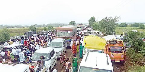 मोहटा देवी गडावर भाविकांची मांदियाळी ! सातव्या माळेची पर्वणी साधत सुमारे सात लाख भाविकांनी घेतले भक्तिभावाने दर्शन