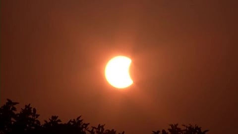 खंडग्रास सूर्यग्रहणाला देशात सुरुवात; पाहा या राज्यात असे दिसते ग्रहण