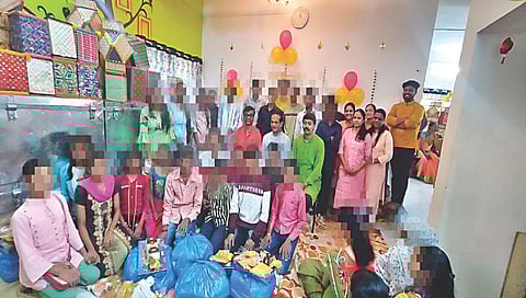 नाशिक : एचआयव्ही सहजीवन जगणार्या बालकांना मिठाई तसेच इतर आवश्यक साहित्य वाटपाप्रसंगी संस्थेचे अध्यक्ष रवींद्र पाटील आदी.