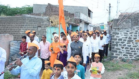 येळवी येथे दसरा सीमोल्लंघन पारंपरिक पद्धतीने उत्साहात संपन्न झाले (फोटो : विजय रूपनूर )