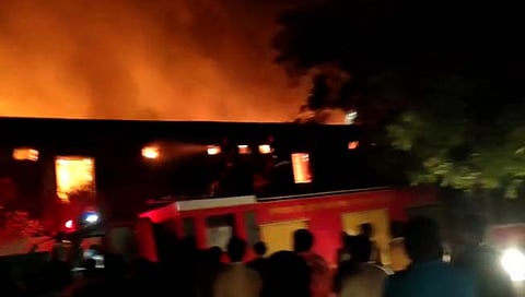 हिंगोली: आगीत वाडा जळून खाक; दीड कोटींचे नुकसान; १०० जण बचावले