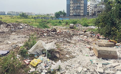 मोकळ्या भूखंडावर टाकला जातोय कचरा