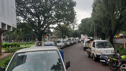 सातारा : कराड नगरपालिकेच्या घंटागाडी कर्मचाऱ्यांचे काम बंद आंदोलन; दिवाळी बोनस व अॅडव्हान्स पगार देण्याची मागणी