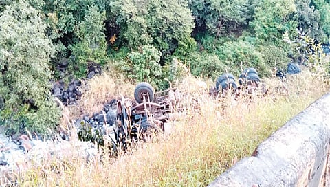 कसारा : घाटात 50 फूट दरीत पडलेला कंटेनर.