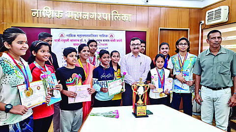 नाशिक : राष्ट्रीय, अंतराष्ट्रीय स्पर्धेत यश मिळविलेल्या जलतरणपटूंच्या सत्काराप्रसंगी आयुक्त डॉ. चंद्रकांत पुलकुंडवार. समवेत मान्यवर.