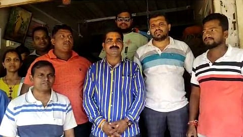 सिंधुदुर्ग : कुडाळात शिवसैनिक आक्रमक; रेशन धान्य दुकानावर धडक