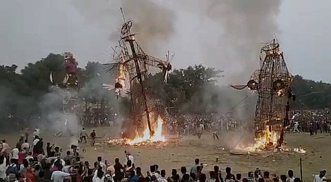 रावण-दहन करताना मोठी दुर्घटना; लोकांच्या अंगावर कोसळला रावणाचा पेटता पुतळा