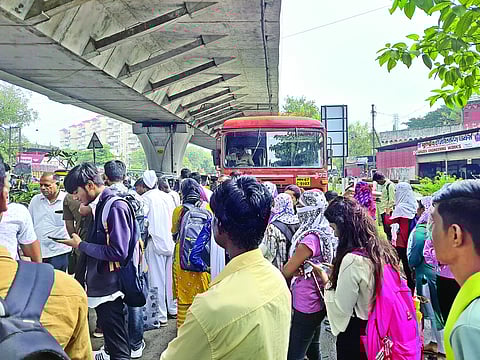 लासलगाव : ब्रेक फेल झाल्यानंतर दुसर्या बसने आडगाव नाका येथे आणण्यात आलेले प्रवासी.
