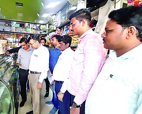 देवळाली कॅम्प : मिठाईच्या दुकानात तपासणी करताना शासकीय अधिकारी, कर्मचारी. (छाया : संजय निकम)