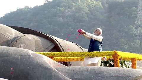 PM Modi: पंतप्रधान मोदींनी केवडिया येथे सरदार पटेलांना वाहिली आदरांजली