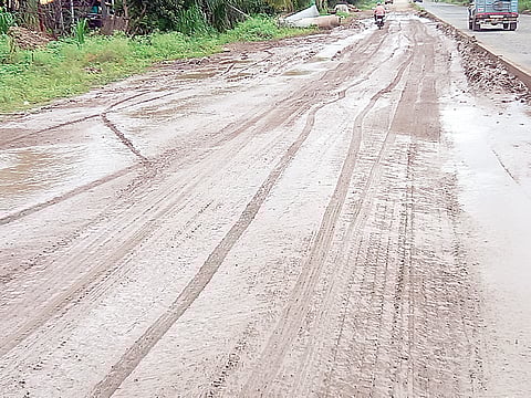 नगर-मनमाड महामार्ग पायवाट घोषित करा संतप्त प्रवासी, जनतेची अनोखी मागणी