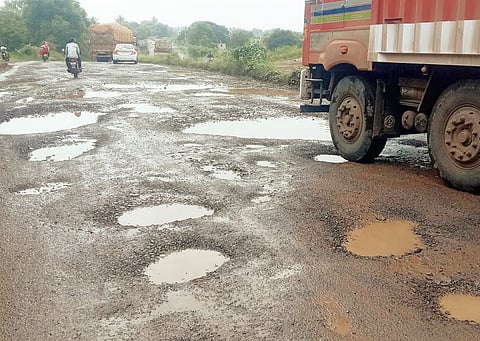 ‘नगर-शिर्डी’चे साडेआठ कोटी खड्ड्यांत ! एकाच पावसात ठेकेदाराचे पितळ पडले उघडे