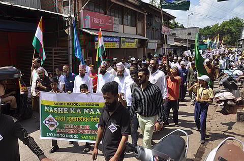 नाशिक : शहर ड्रग्जमुक्त करण्यासाठी आशिकान-ए-रसूल कमिटीव्दारे काढण्यात आलेला नशामुक्ती जुलूस. (छाया: रुद्र फोटो)