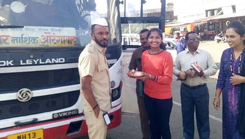 देवळाली कॅम्प पंचवटी येथील औरंगाबाद चौफुलीवर बस उभी करून बहिण भावाचे औक्षण करताना