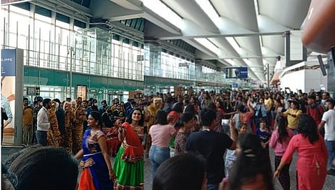Navratri festival 2022 : रसिकांमध्ये गरबा दांडियाचा उत्साह शिगेला, बंगळुरू विमानतळावर प्रवाशांच्या गरबा खेळतानाचा व्हिडिओ व्हायरल