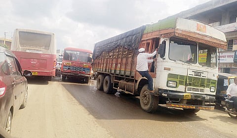 श्रीरामपूर- नेवासामार्गे वाहतूक वळवून आणखी किती बळी घेणार? नागरिकांचा सवाल