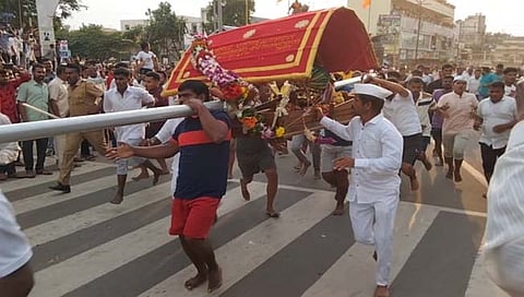 )येथील ऐतिहासिक दसरा पालखी शर्यतीतील छत्रपती शिवाजी महाराज चौकात मागे असणारी मूळस्थान ची पालखी पुढे जोमाने नेतानाचा उत्कंठावर्धक क्षण.